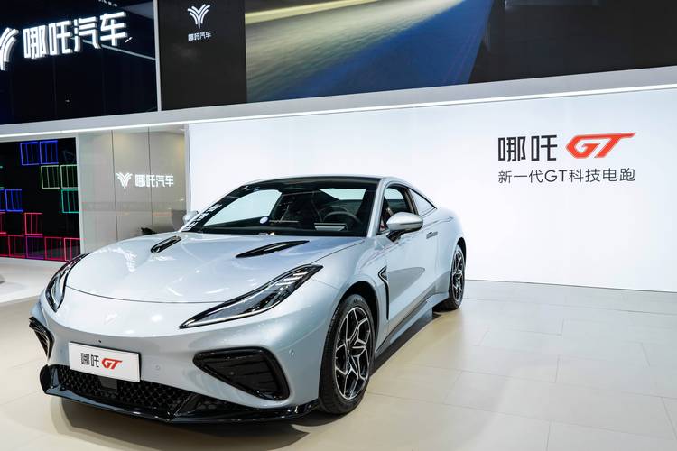 深圳219哪吒汽车在智能汽车领域的表现，领途汽车在新能源汽车市场中的影响力